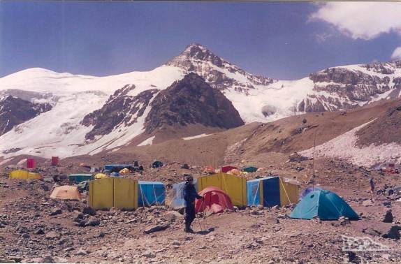 Caminhando pelo acampamento de Plaza de Mulas, aos 4.300 metros de altitude, aos pés do Aconcágua, oeste da Argentina (temporada de 1998/99)